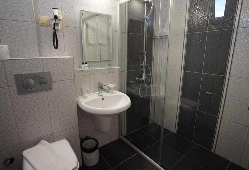 标准三人间, Kleopatra Balik