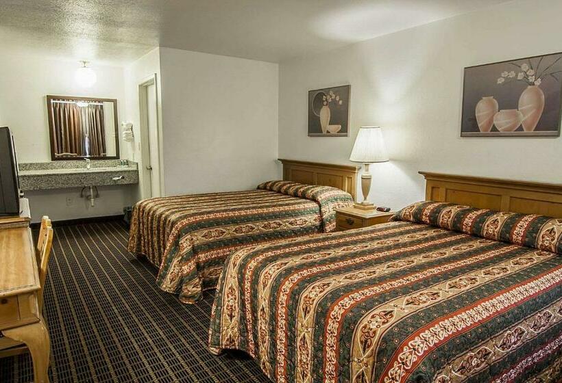 带2个双人床的标准工作室, Rodeway Inn