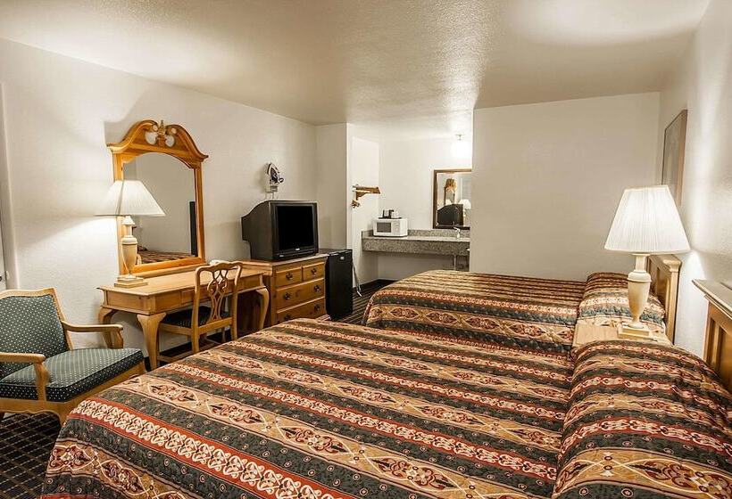 带2个双人床的标准工作室, Rodeway Inn