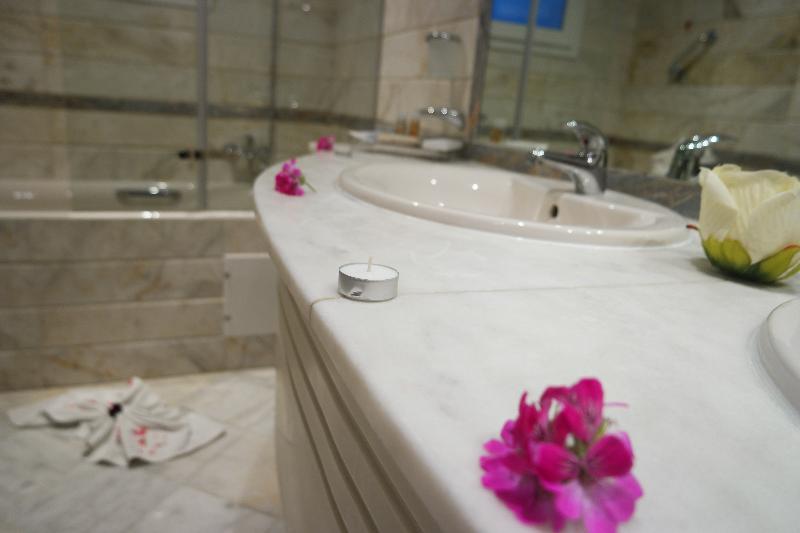 اتاق اجرایی, Tunis Grand