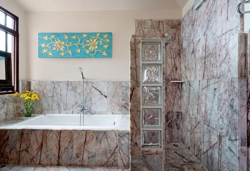 سوئیت با وان آب گرم, Sandalwood Luxury Villa Resort