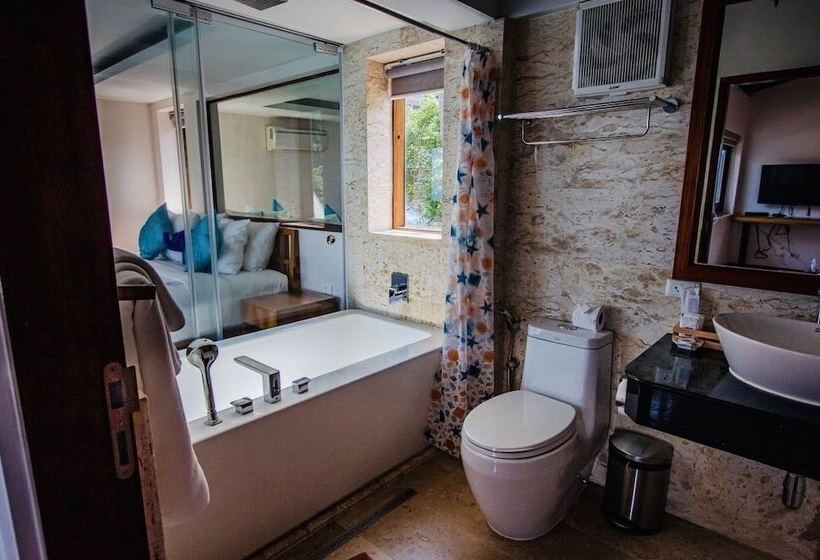 Вилла 3 Спальни с Бассейном, Sandalwood Luxury Villa Resort