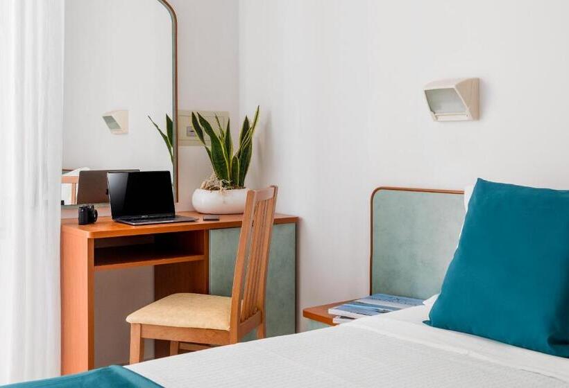 اتاق استاندارد سه تخته با بالکن, Très Jolie