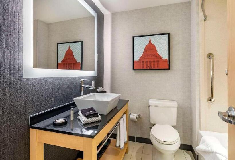 キングサイズベッドのスイートルーム, Cambria Hotel Madison East