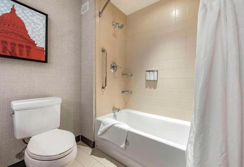 キングサイズベッドのスイートルーム, Cambria Hotel Madison East