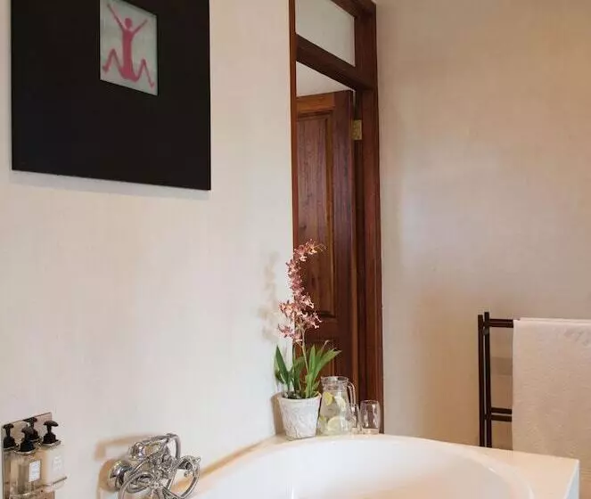 Perhehuone, Casterbridge Hollow Boutique