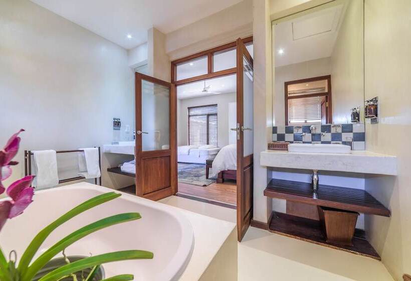 Семейный Номер, Casterbridge Hollow Boutique