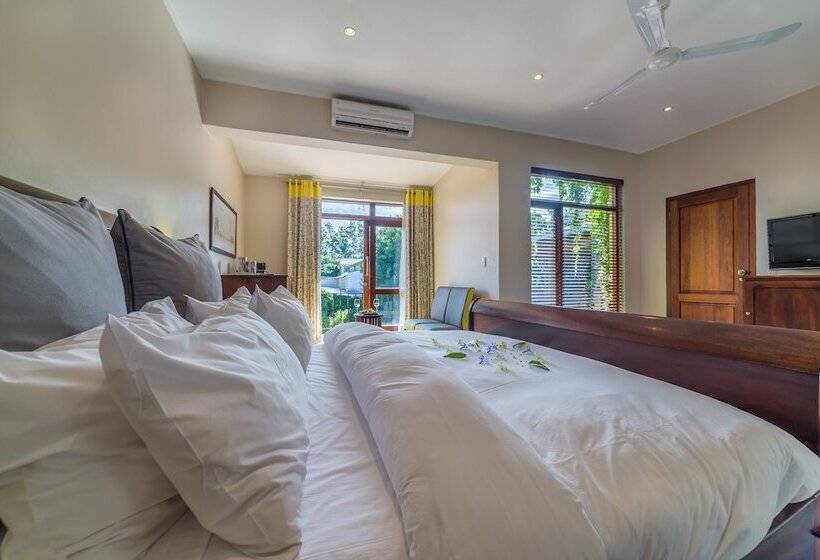 Семейный Номер, Casterbridge Hollow Boutique