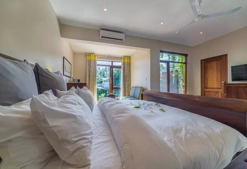Perhehuone, Casterbridge Hollow Boutique