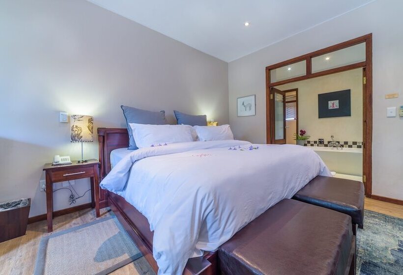 Семейный Номер, Casterbridge Hollow Boutique