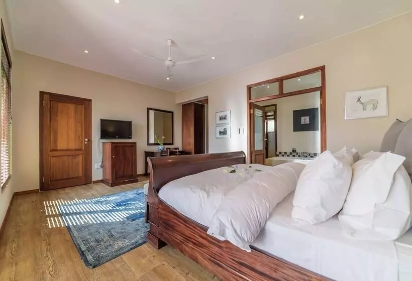 Perhehuone, Casterbridge Hollow Boutique