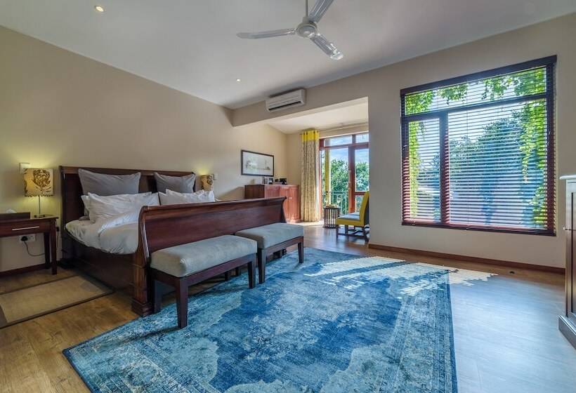 Семейный Номер, Casterbridge Hollow Boutique