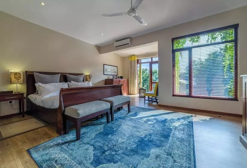 Perhehuone, Casterbridge Hollow Boutique