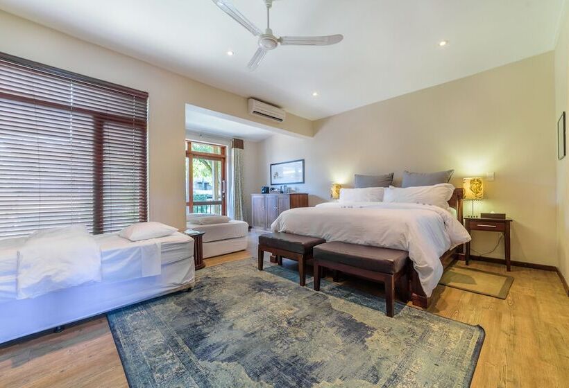 Семейный Номер, Casterbridge Hollow Boutique