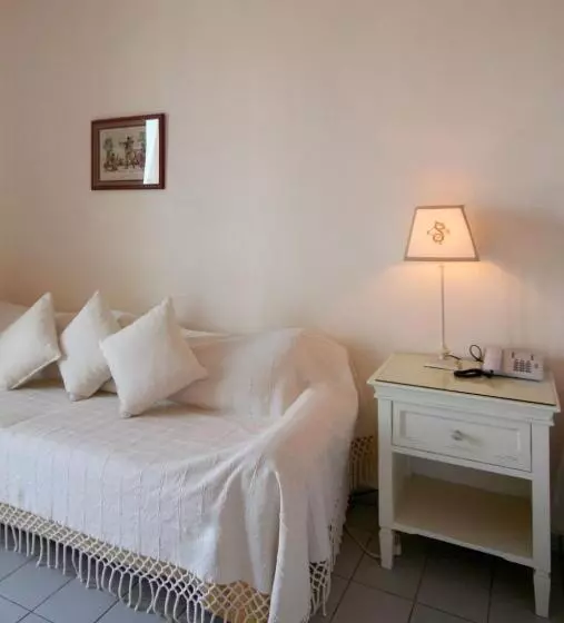 آپارتمان خانوادگی, Clara Resort