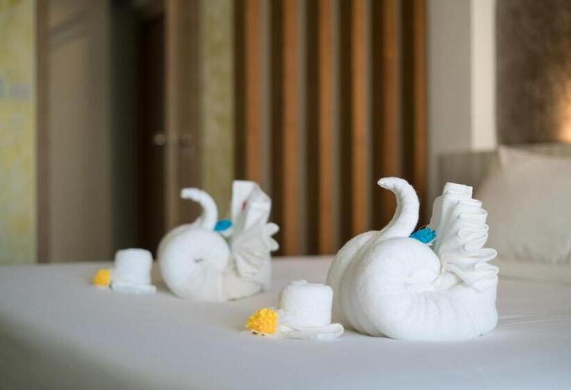 デラックスの４人部屋, Destination Patong