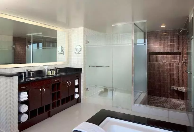 سوئیت 2 خوابه, Hilton Grand Vacations Club Elara Center Strip Las Vegas