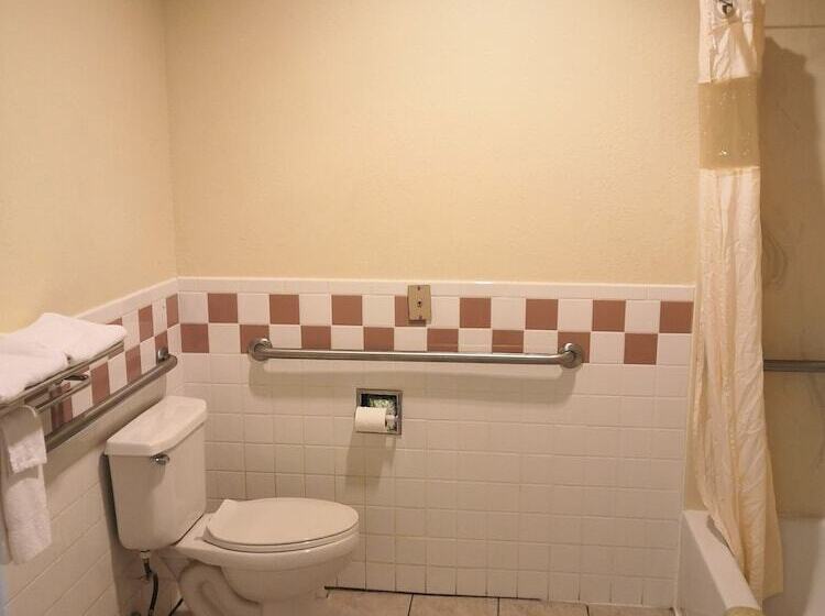 חדר סטנדרט מותאם לאדם עם מוגבלויות, Scottish Inn & Suites Iah West