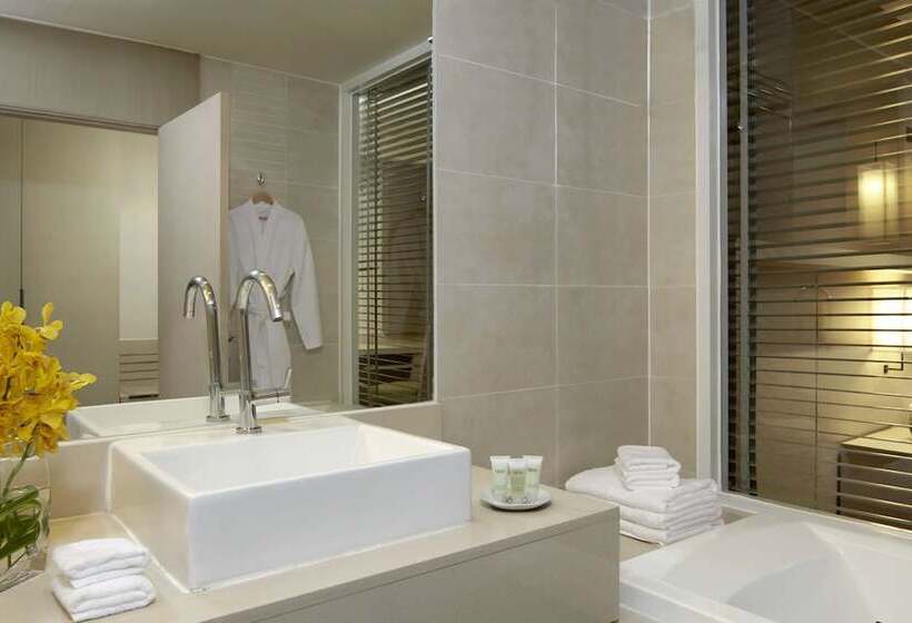 اتاق سوپریور با چشم‌انداز استخر, Signature Pattaya