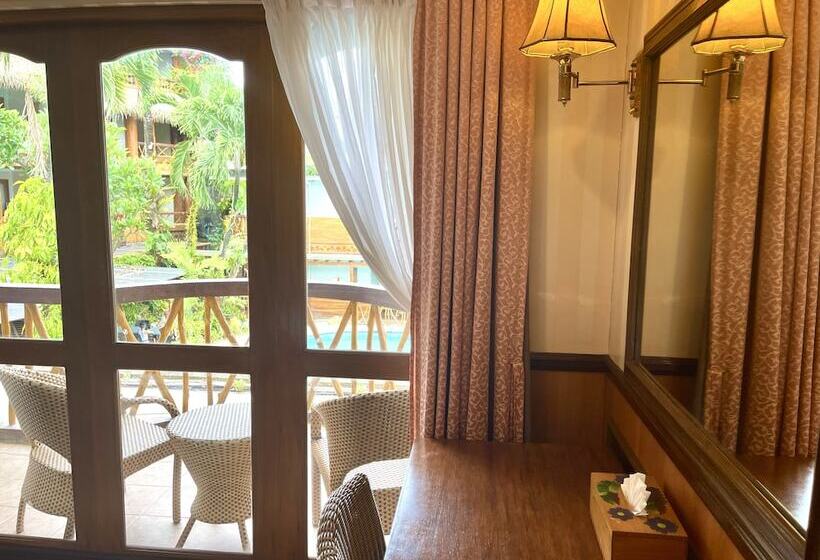 غرفة ديلوكس مطلة على حمام السباحة, Red Coconut Beach Hotel Boracay