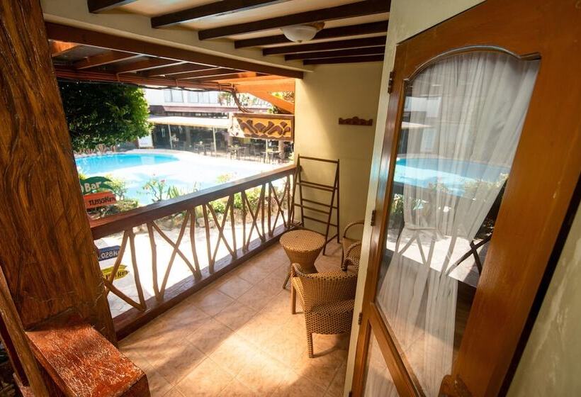 غرفة ديلوكس مطلة على حمام السباحة, Red Coconut Beach Hotel Boracay