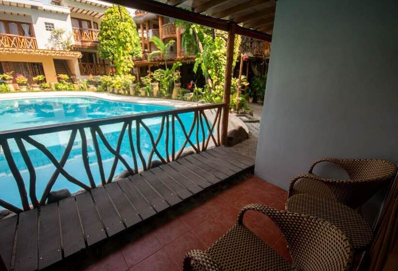 غرفة ديلوكس مطلة على حمام السباحة, Red Coconut Beach Hotel Boracay