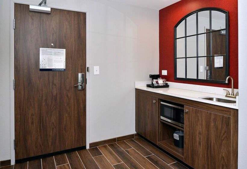 Standard Studio Double Bed, Hampton Inn & Suites Greensboro Downtown