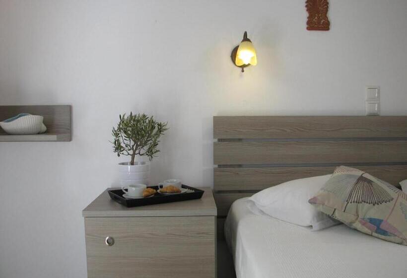 テラス付きスタンダードルーム, Christina Hotel, Adults Only, Heated Salt Water Pool