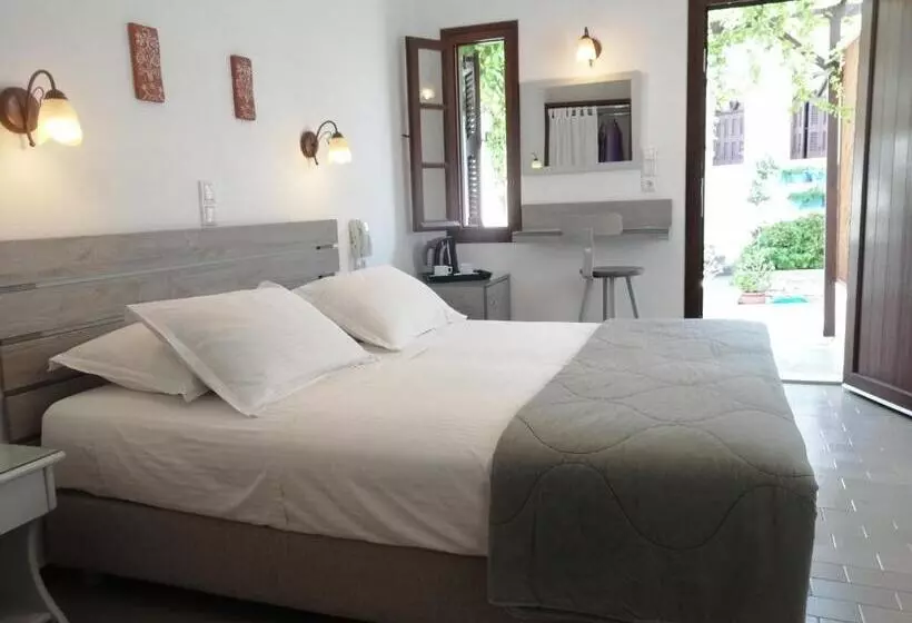 テラス付きスタンダードルーム, Christina Hotel, Adults Only, Heated Salt Water Pool