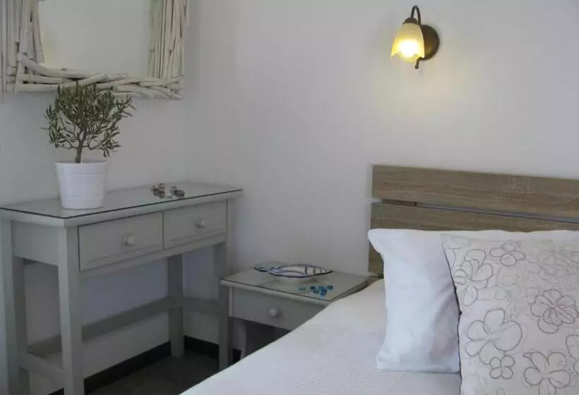 プールビュースタンダードルーム, Christina Hotel, Adults Only, Heated Salt Water Pool
