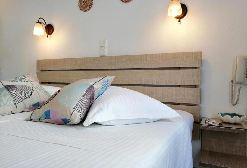 プールビュースタンダードルーム, Christina Hotel, Adults Only, Heated Salt Water Pool