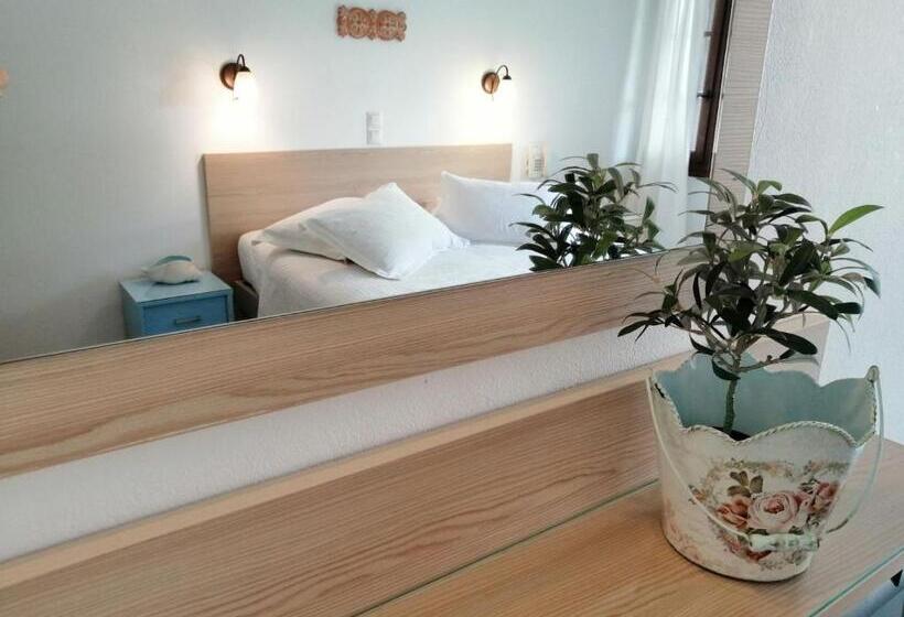 テラス付きスタンダードルーム, Christina Hotel, Adults Only, Heated Salt Water Pool