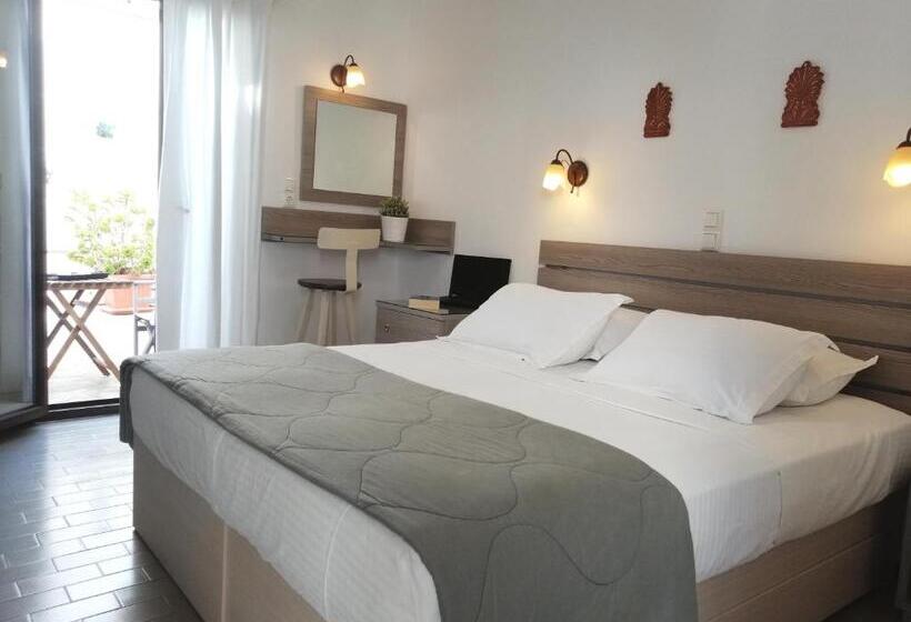 テラス付きスタンダードルーム, Christina Hotel, Adults Only, Heated Salt Water Pool