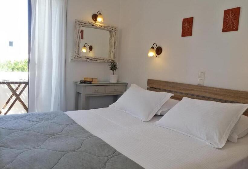 Номер Стандарт Вид на Бассейн, Christina Hotel, Adults Only, Heated Salt Water Pool
