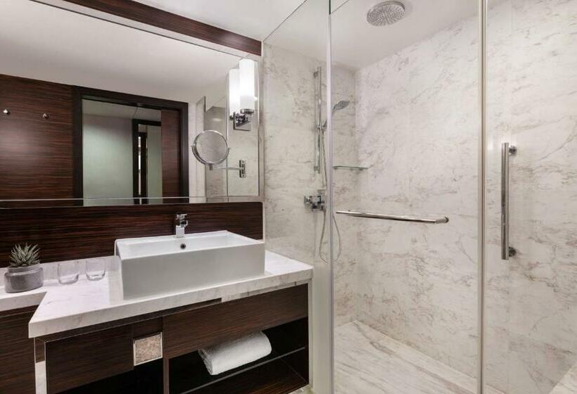 اتاق استاندارد با تخت بزرگ, Hong Kong Skycity Marriott