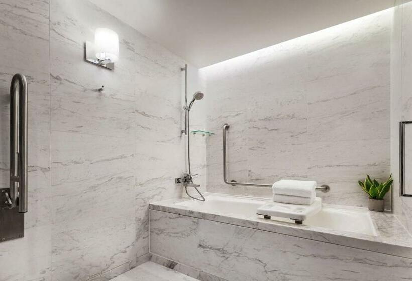 اتاق استاندارد با تخت بزرگ, Hong Kong Skycity Marriott