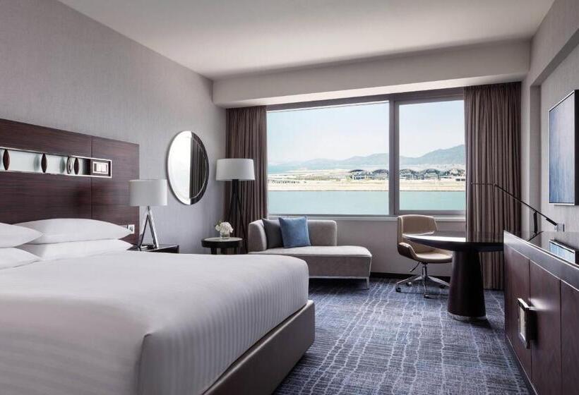 اتاق اجرایی با تخت بزرگ, Hong Kong Skycity Marriott