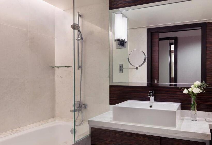 اتاق اجرایی با چشم‌انداز دریا, Hong Kong Skycity Marriott