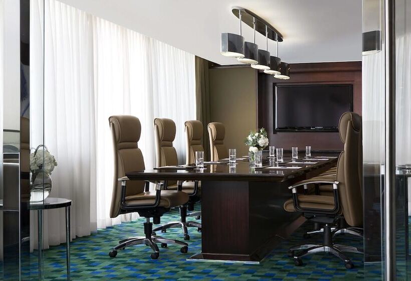 اتاق اجرایی با چشم‌انداز دریا, Hong Kong Skycity Marriott