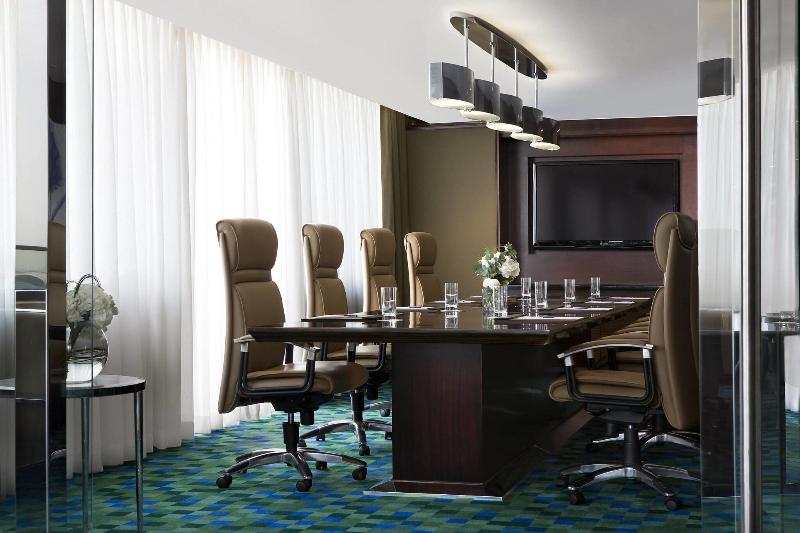 اتاق اجرایی با تخت بزرگ, Hong Kong Skycity Marriott