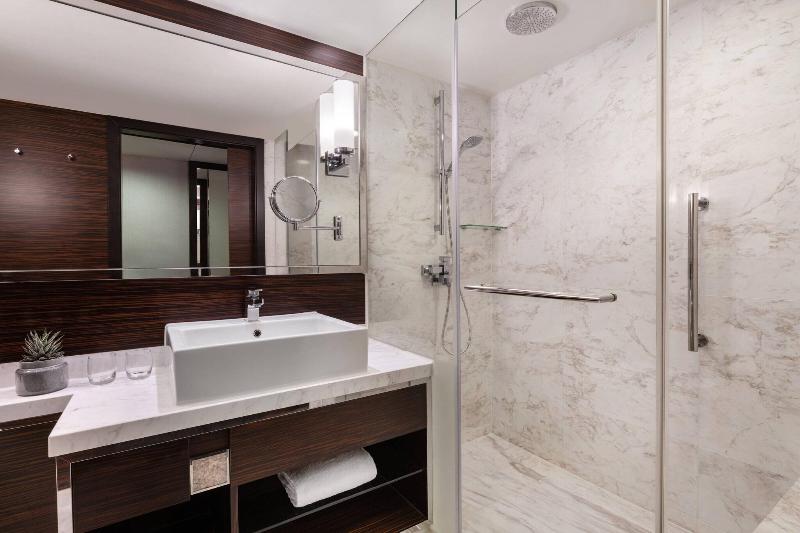 اتاق اجرایی با تخت بزرگ, Hong Kong Skycity Marriott