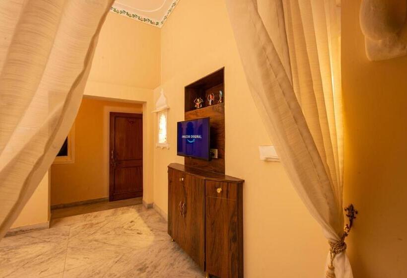 Superior room with lake view, Hostel Mantra