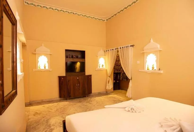 Superior room with lake view, Hostel Mantra