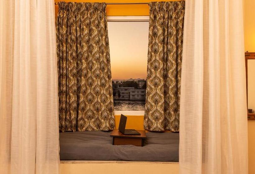 Superior room with lake view, Hostel Mantra