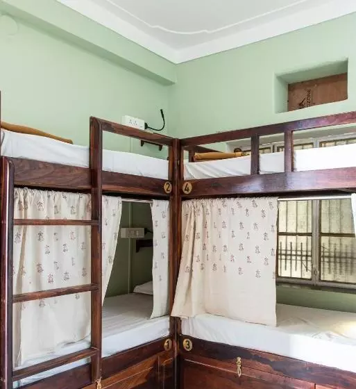 تختخواب در اتاق مشترک, Hostel Mantra