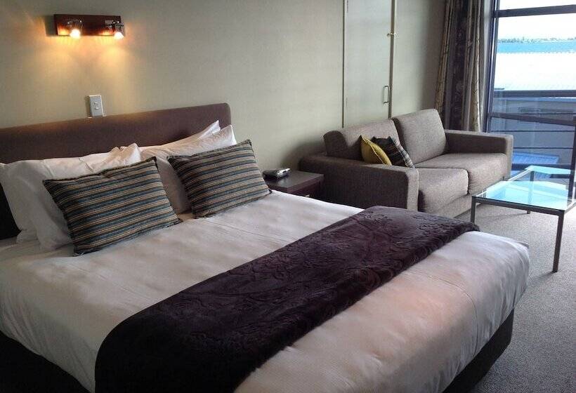 标准工作室, Sails On The Lake