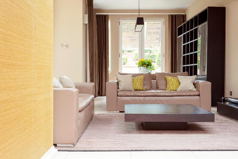 דירת חדר, The Chester Residence