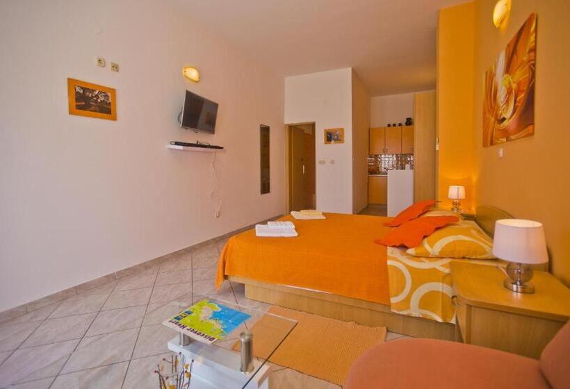 استودیو استاندارد با چشم‌انداز باغ, Apartments Softic