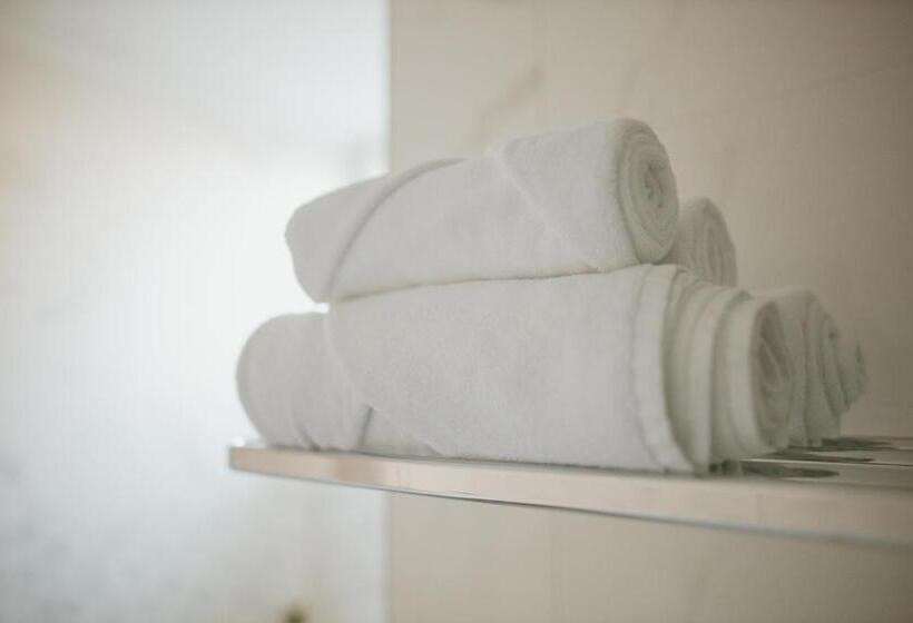 اتاق لوکس با بالکن, Zaro Apartments