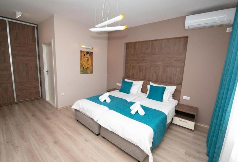 اتاق لوکس با بالکن, Zaro Apartments